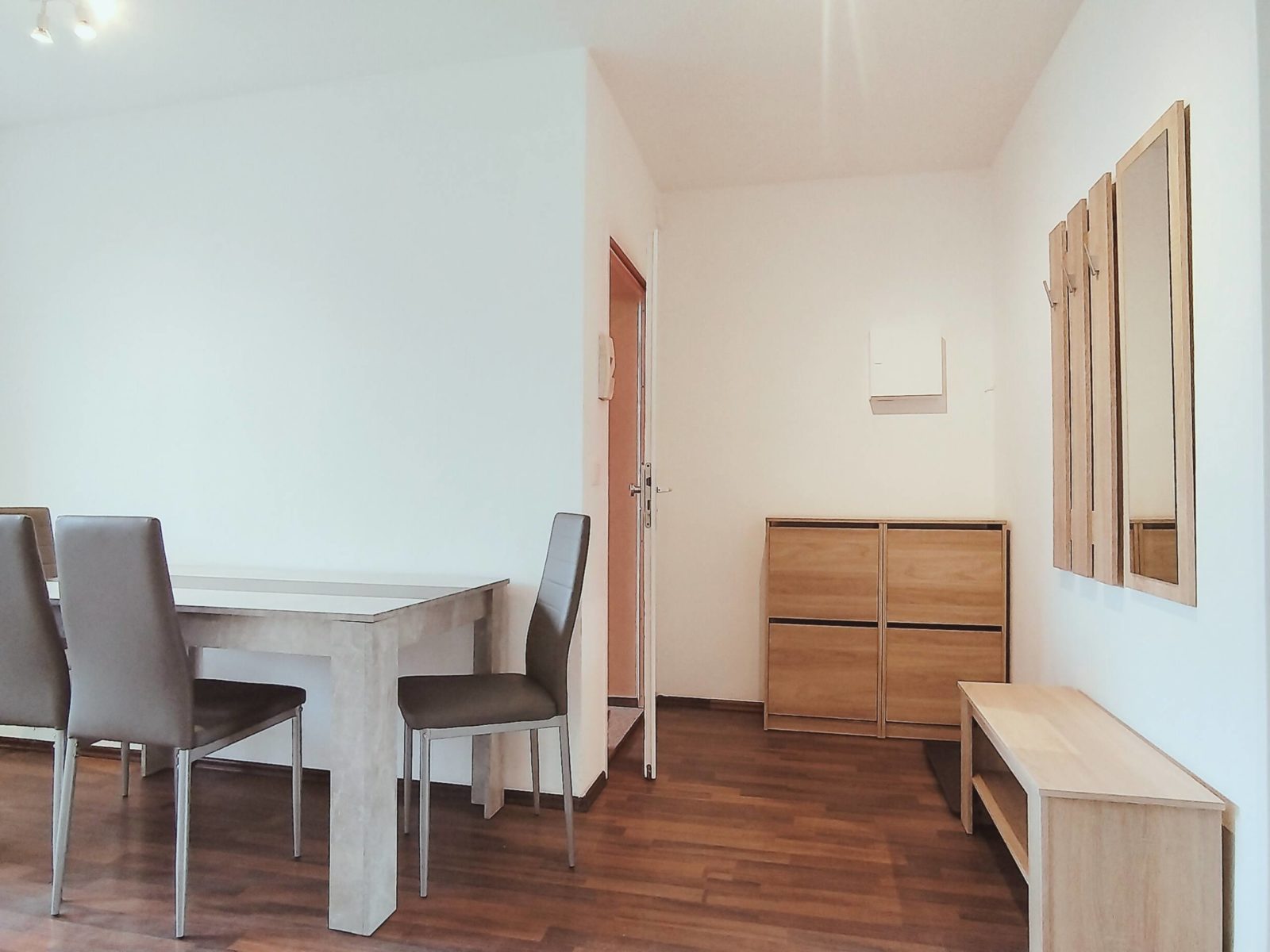 WG-Zimmer Wilhelmshaven Essbereich